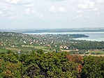 közelebbről