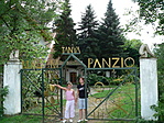 Villa is van a kapuban...