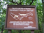 Tábla az erdő szélén