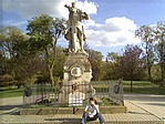 szobor a láda közelében