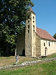 Lányok a templom előtt