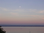 Alkonyi fények a Balatonon - és a Hold
