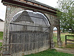 Kapu mögött templom