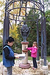 egy szobornál