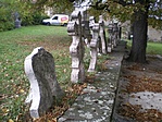 Mit keres a sörszállító a templomkertben?