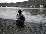 Zoli és Tomi kutya a parton