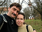 Ketten a templomnál