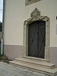 Faragott kőkeretes kapu