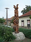 Fából faragott emlékmű