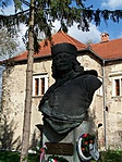 Rákóczi-mellszobor a várkastély előtt