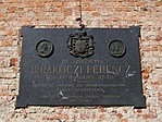 Emléktábla az udvaron