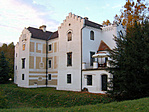 A kastély a park felől