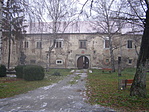 Bejárat és szobor