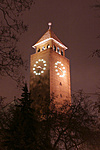 A templom éjjel, hóesésben.