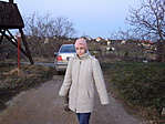 Fázósan.