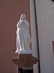 Mária-szobor a templom árnyékában
