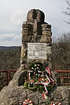 Felkoszorúzott emlékmű