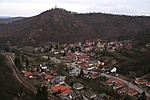 távolban a kilátó, ahol a láda is van