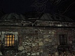 A fürdő sötétben.