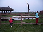 Lányok, tó, gémeskút