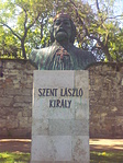 Szent László szobra a várfal előtt
