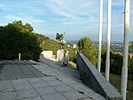 Szobornál