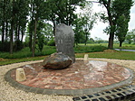 Emlékmű esőben
