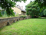 A fal folytatódik