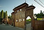 Az iskola és a templom kapuja