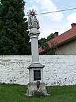Szentháromság-szobor a faluban