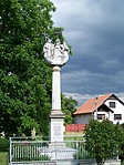 Szentháromság-szobor a főút mellett