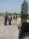Az emlékműnél
