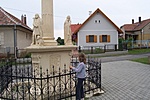 Emlékoszlop a fészek közelében