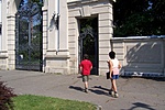 Kastélypark bejáratánál