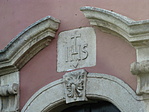 Ez megtréfált, mivel NEM ez a déli fala a templomnak és nem is két betű ...