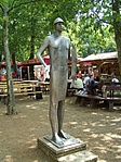 Szobor a parton