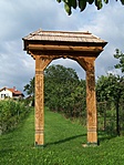 A felső faragott kapu