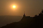 Kápolna a domboldalban