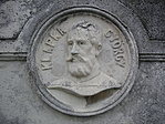 Fél bajusz nélkül