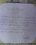 A kilátóban, bejárattal szemben