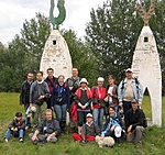 Debreceni versenyzők egy csoportja a "sámánodunál"