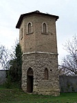 Torony a kertben