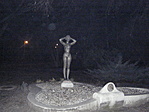 Szobor a parkban. (Rossz irány.)