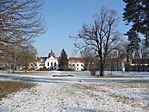Kastély a park felől