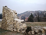 Körülötte "cselédlakások"...