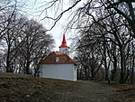 A kápolna hátulról, valahol balra lent a láda