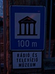 Tábla a kapunál