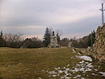 fal és emlékmű