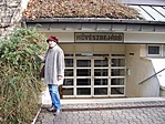 Művésznő a művészbejáratnál