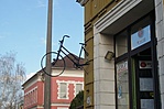 Cégér a bringabolt falán
